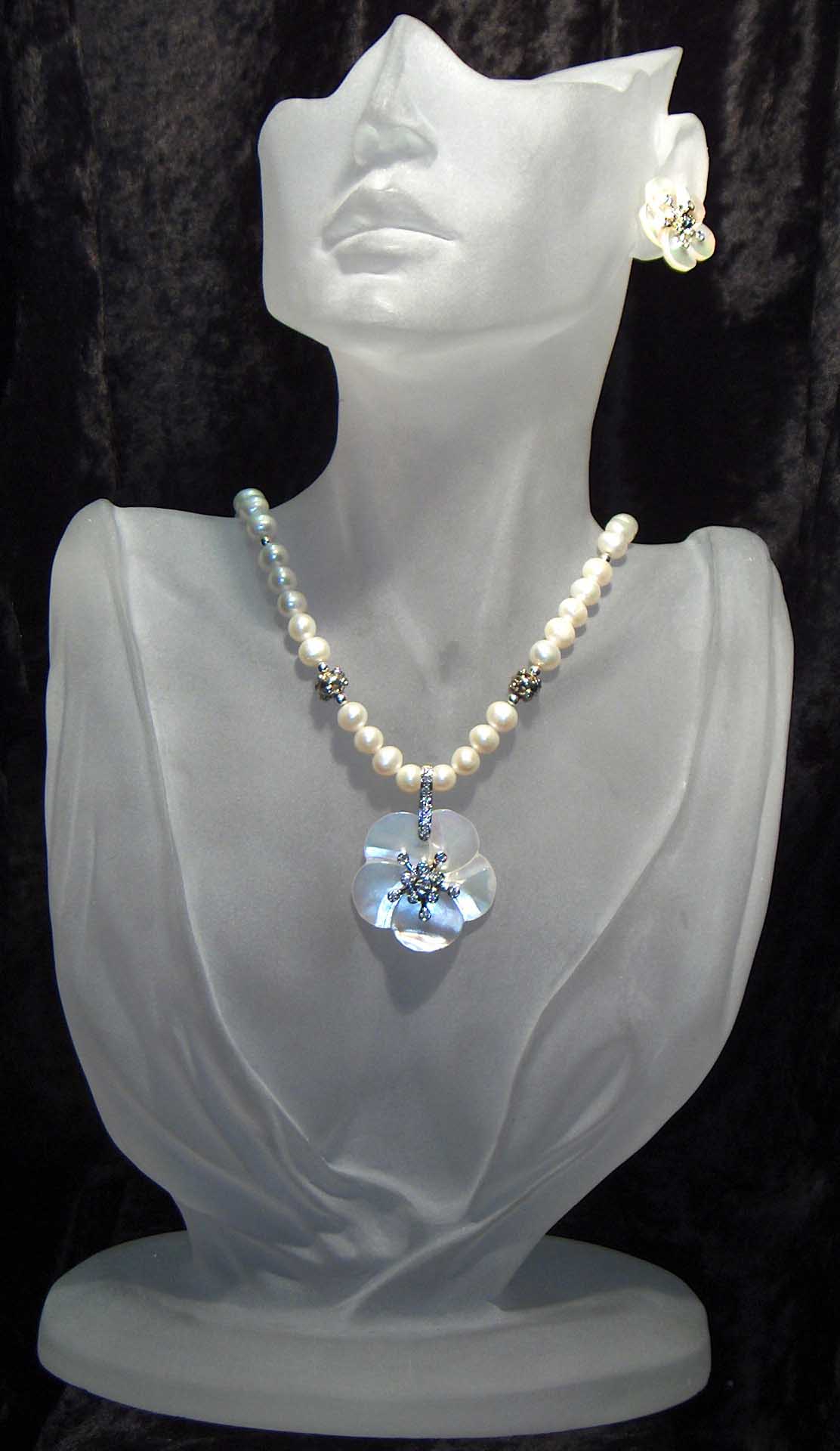 Fresh water pearls with white MOP pendant