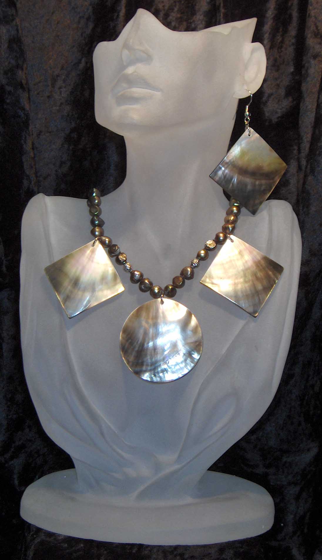 Variegated fresh water pearl necklace