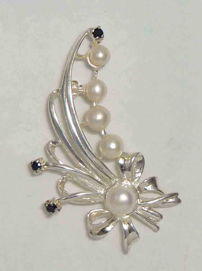 Fresh water pearl with sapphires set in sterling silver