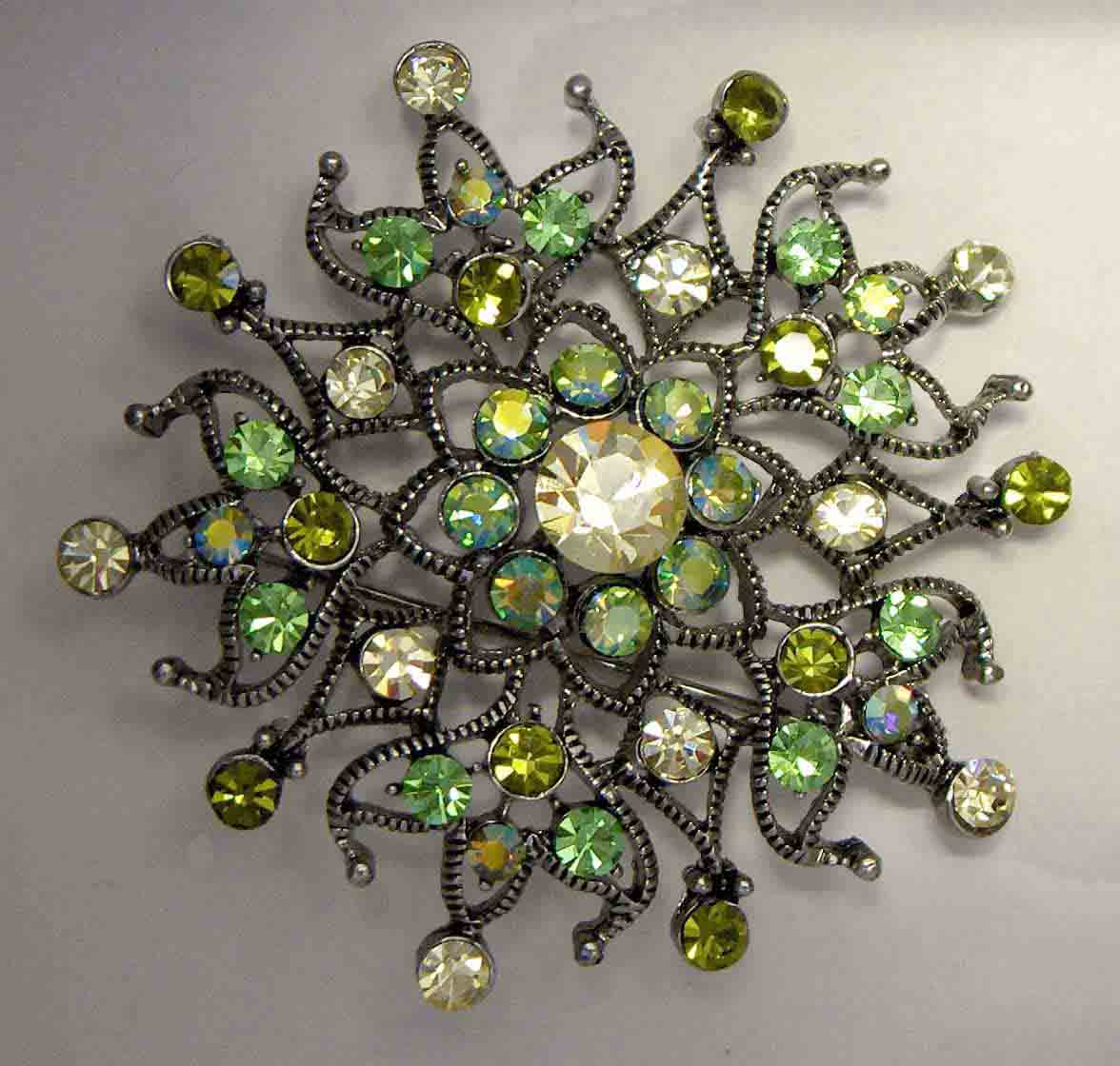 Multi green spider crystal pin